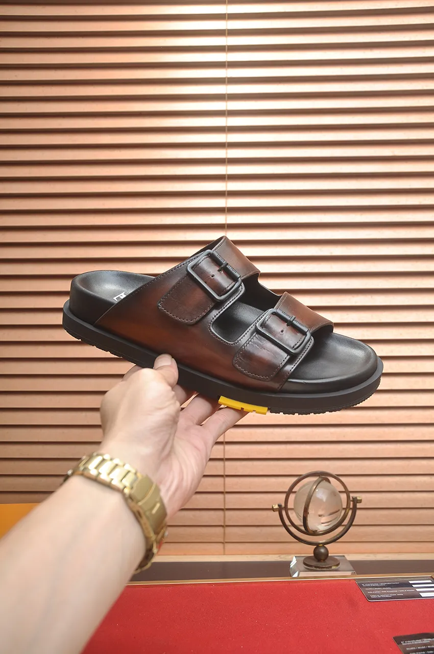 Men's shoes 💰400💶 [Louis Vuitton LV slippers] (high-end cowhide) counter 1:1 fashion style, a must-have for summer! The designer used LV’s iconic outsole. The original simple slippers instantly become fashionable! The upper is made of flexible special cowhide leather straps alternately, and the workmanship is exquisite! A must-have for stylish men in summer, size 38-45 (45 customized)
